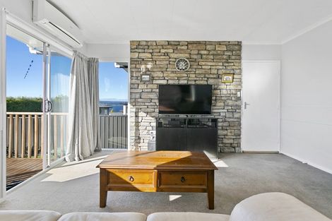 Photo of property in 11 Besley Place, Acacia Bay, Taupo, 3330