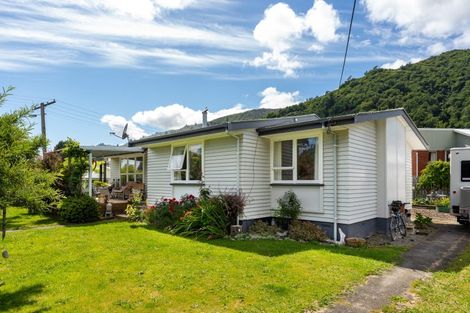 Photo of property in 16 Wairau Road, Picton, 7220