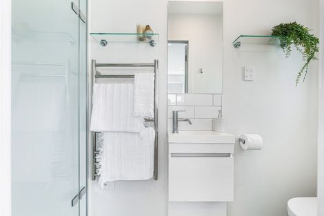 Photo of property in 4/35 Garadice Road, Rothesay Bay, Auckland, 0630