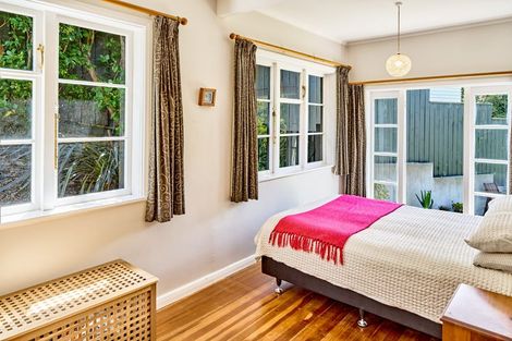 Photo of property in 1 Victory Crescent, Tawa, Wellington, 5028