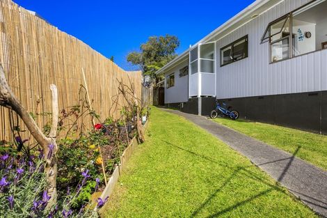 Photo of property in 39a Brian Crescent, Stanmore Bay, Whangaparaoa, 0932