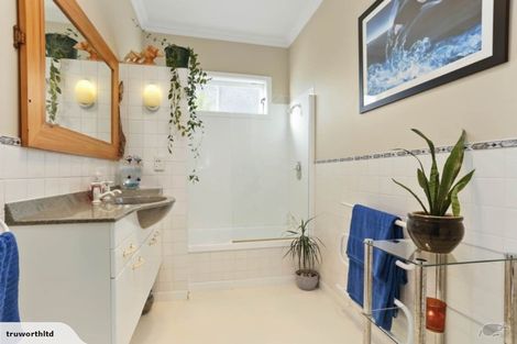 Photo of property in 186 Boord Crescent, Kumeu, 0891