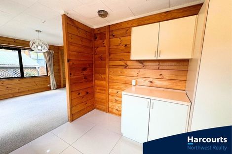 Photo of property in 6a Cambric Place, Botany Downs, Auckland, 2010