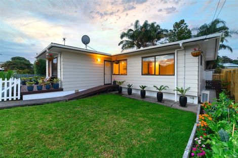 Photo of property in 2/18 Gloria Avenue, Te Atatu Peninsula, Auckland, 0610