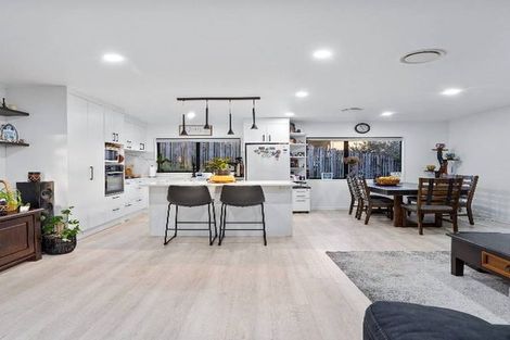 Photo of property in 2/27 Mallard Place, Unsworth Heights, Auckland, 0632