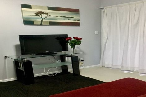 Photo of property in 2/31 Hyde Road, Rothesay Bay, Auckland, 0630