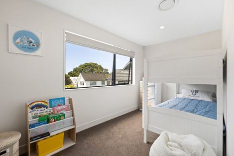 Photo of property in 52 Walton Street, Red Beach, 0932