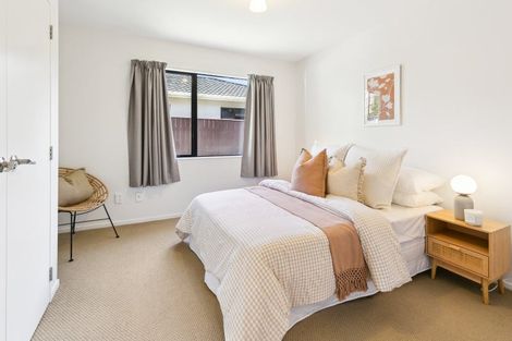 Photo of property in 7b Lyndfield Lane, Newlands, Wellington, 6037