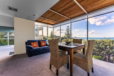 Photo of property in 28 Chelverton Terrace, Red Beach, 0932