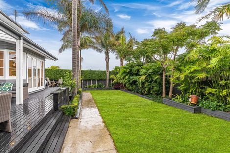 Photo of property in 58 Old Lake Road, Narrow Neck, Auckland, 0624