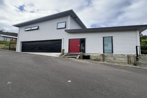 Photo of property in 9 Lowry Heights, Stokes Valley, Lower Hutt, 5019