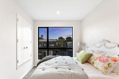 Photo of property in 15 Don Oliver Lane, Glen Eden, 0602