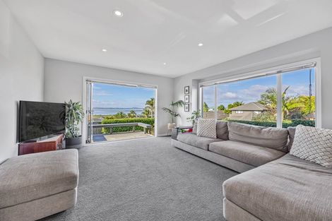 Photo of property in 2 Oakpark Place, West Harbour, Auckland, 0618