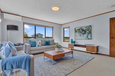 Photo of property in 14 Deverell Place, Northcross, Auckland, 0632