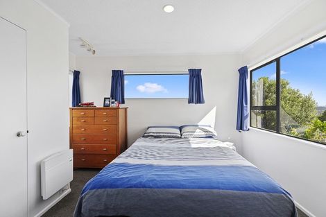 Photo of property in 5 Bayswater Place, Newlands, Wellington, 6037