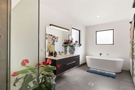 Photo of property in 2 Caithness Court, Jacks Point, Queenstown, 9371