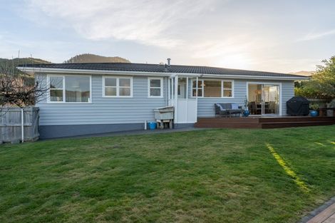 Photo of property in 2 Fitzwilliam Terrace, Tawa, Wellington, 5028
