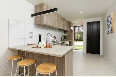 Photo of property in 17 Korokio Lane, Henderson, Auckland, 0612