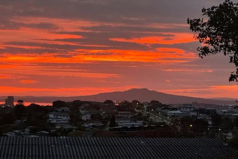 Photo of property in 133 Glenfield Road, Hillcrest, Auckland, 0626