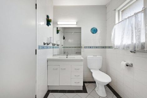 Photo of property in 18 Borrowdace Avenue, Botany Downs, Auckland, 2010