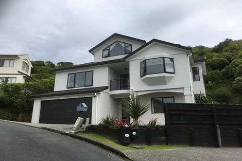 Photo of property in 39 Dress Circle, Newlands, Wellington, 6037
