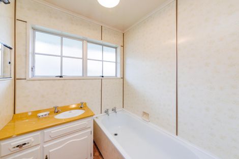 Photo of property in 4 Bambery Court, Palmerston North, 4414