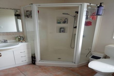 Photo of property in 9 San Fernando Way, Henderson, Auckland, 0612