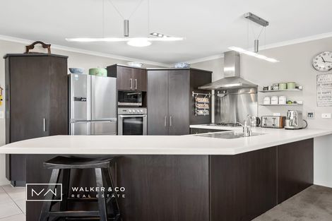 Photo of property in 30 Aragon Grove, Kingsley Heights, Upper Hutt, 5018