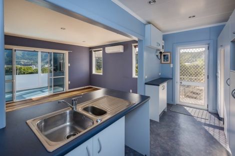 Photo of property in 35 Milton Terrace, Picton, 7220