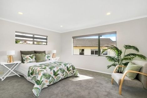 Photo of property in 1/4 De Havilland Drive, Goodwood Heights, Auckland, 2105
