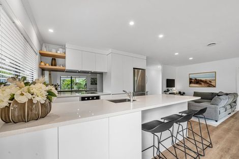 Photo of property in 51 Makiri Street, Helensville, 0800