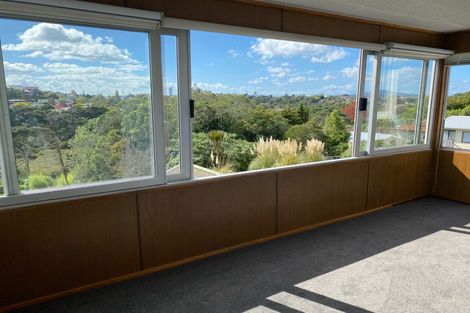 Photo of property in 43 Onewa Road, Northcote, Auckland, 0627