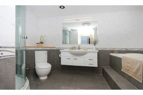 Photo of property in 24 Howard Road, Northcote, Auckland, 0627