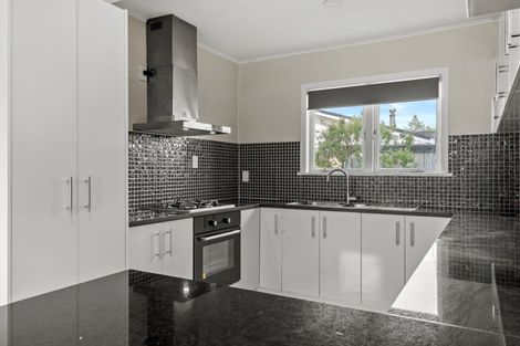 Photo of property in 2/8 Winspear Place, Manukau, Auckland, 2025