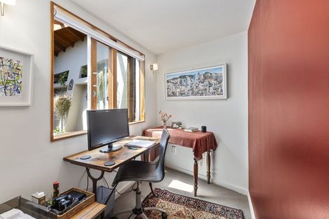 Photo of property in 2 Robieson Lane, Roseneath, Wellington, 6011