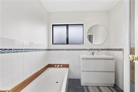 Photo of property in 2/7 Arran Road, Browns Bay, Auckland, 0630