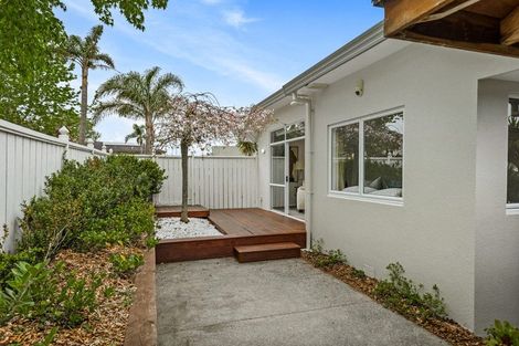 Photo of property in 5 Oystergrove Road, West Harbour, Auckland, 0618
