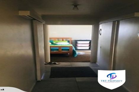 Photo of property in 2/41 Challen Close, Conifer Grove, Takanini, 2112