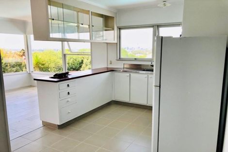 Photo of property in 10 Holdaway Avenue, Northcote, Auckland, 0627