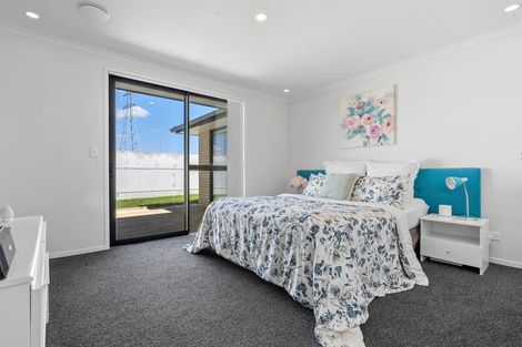 Photo of property in 21 Dumas Place, Rosehill, Papakura, 2113