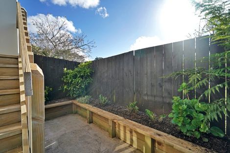 Photo of property in 12/6 Islington Avenue, New Lynn, Auckland, 0600