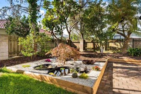 Photo of property in 11 James Evans Drive, Northcote, Auckland, 0627