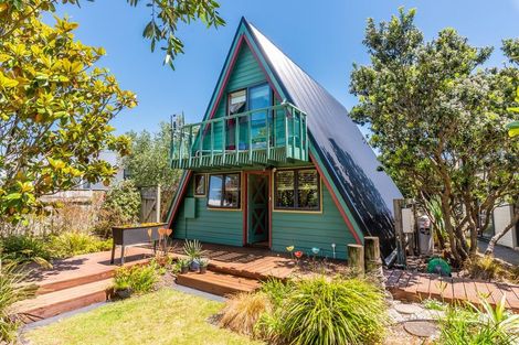 Photo of property in 10 Hastings Street, Waikanae Beach, Waikanae, 5036