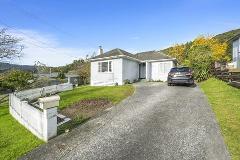 Photo of property in 21 Gardiner Grove, Wainuiomata, Lower Hutt, 5014