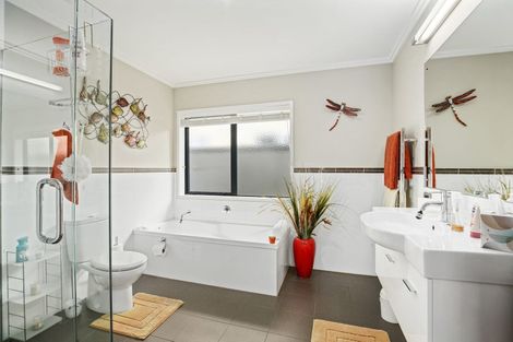 Photo of property in 14 Murray Becroft Avenue, Henderson Valley, Auckland, 0612