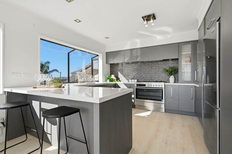Photo of property in 2/5 View Road, Shelly Park, Auckland, 2014