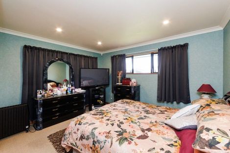 Photo of property in 2 Fernlea Avenue, Kelvin Grove, Palmerston North, 4414