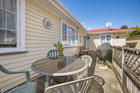 Photo of property in 24 Endeavour Street, Marfell, New Plymouth, 4310