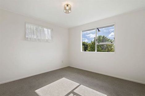 Photo of property in 27 Trias Road, Totara Vale, Auckland, 0629