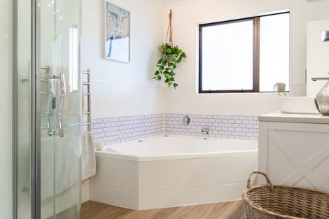 Photo of property in 50 Molyneux Close, Whitby, Porirua, 5024